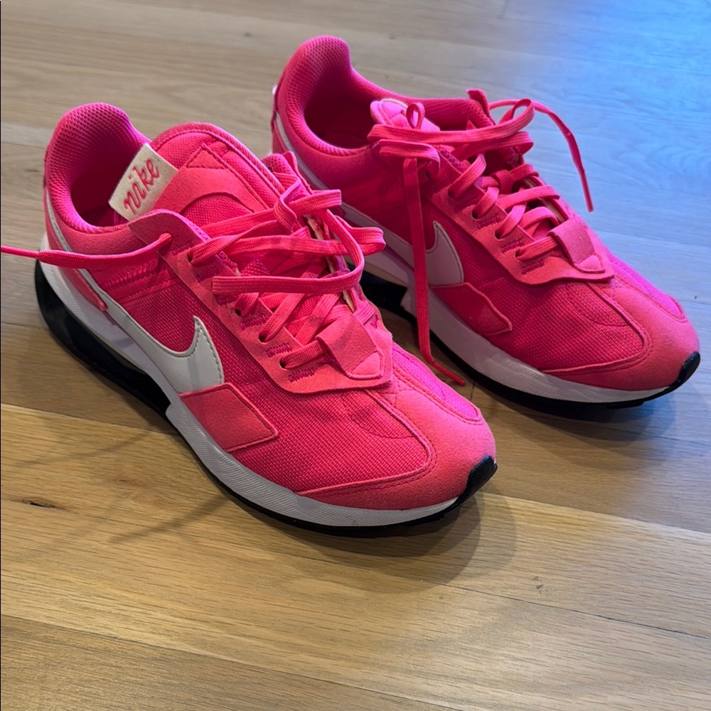 Nike Women's Bright Pink Sneakers